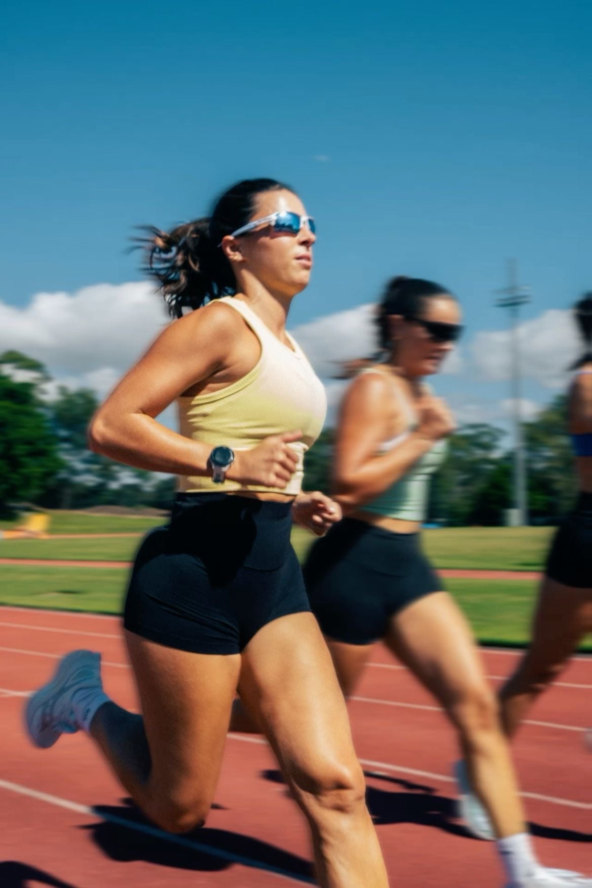 Athlète en mouvement portant des lunettes de sport